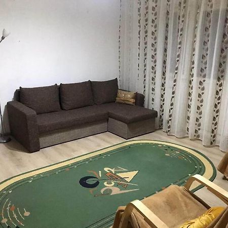 Apartament Confortabil بيتستِ المظهر الخارجي الصورة