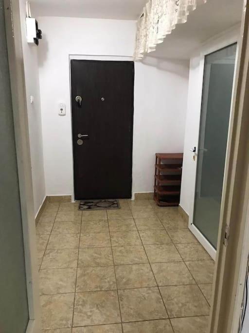 Apartament Confortabil بيتستِ المظهر الخارجي الصورة