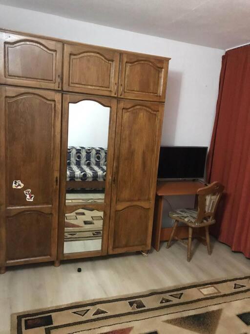 Apartament Confortabil بيتستِ المظهر الخارجي الصورة