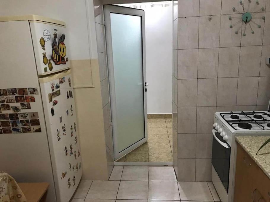 Apartament Confortabil بيتستِ المظهر الخارجي الصورة